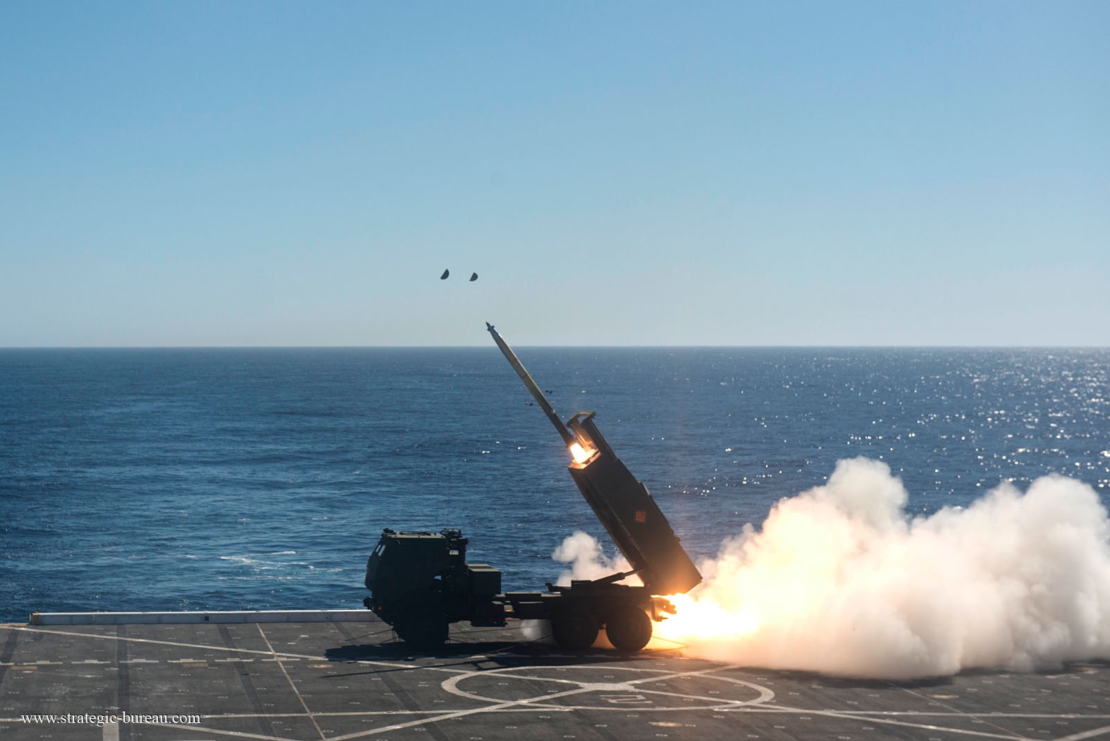 Pháo phản lực cơ động cao (HIMARS) phóng tên lửa từ tàu chiến Mỹ ở Thái Bình Dương. Ảnh: Strategic Bureau.