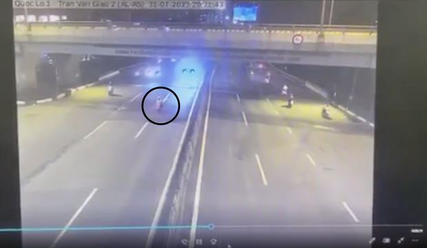  Hình ảnh từ camera cho thấy xe máy (vòng tròn đen) đi ngược chiều vào làn ô tô và xảy ra tai nạn sau đó.