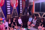 Nhóm thanh niên cả nam và nữ bay lắc trong quán Karaoke
