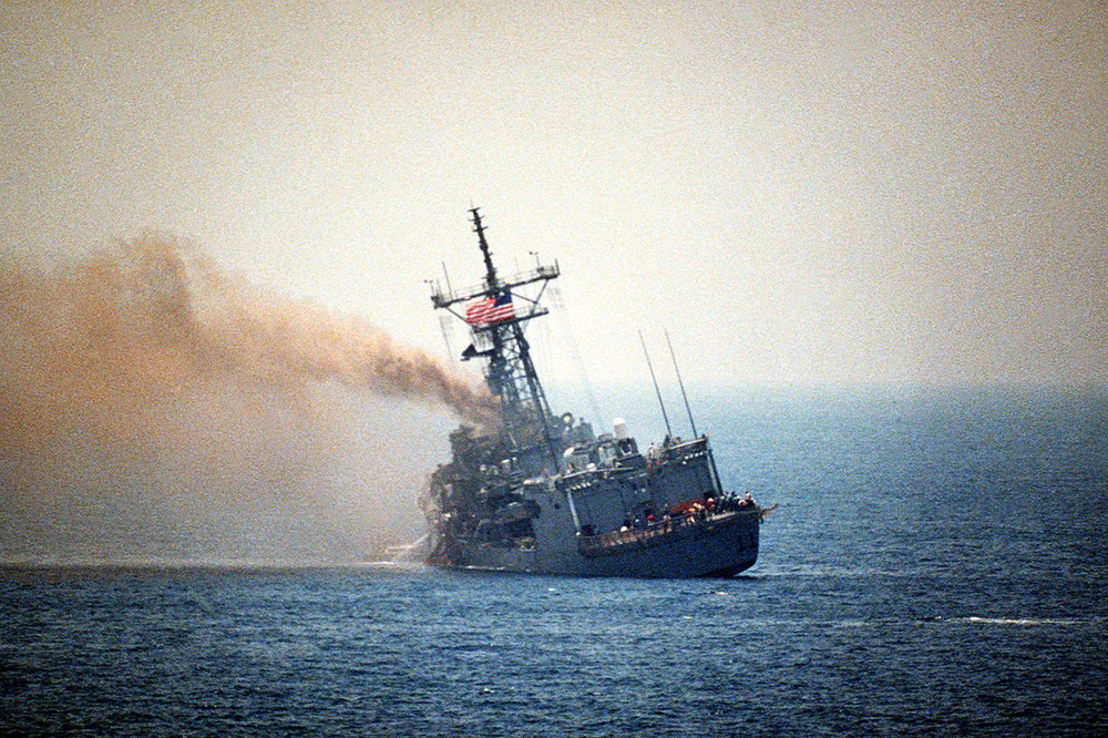 Pha nhầm lẫn tai hại: Tàu chiến Mỹ từng suýt bị đánh đắm bởi máy bay dân dụng như thế nào? - Ảnh 1.