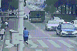 Cảnh sát rơi cả giày khi ngăn cản xe buýt mất lái bị trôi dốc