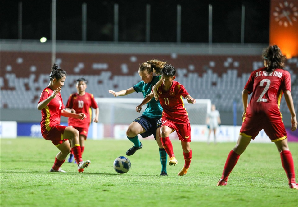 Lối chơi ban bật nhỏ, phối hợp đoạn ngắn, trung bình được định hình rõ ràng ở U18 nữ Việt Nam dưới thời huấn luyện viên Akira Ijiri. Ảnh: VFF.
