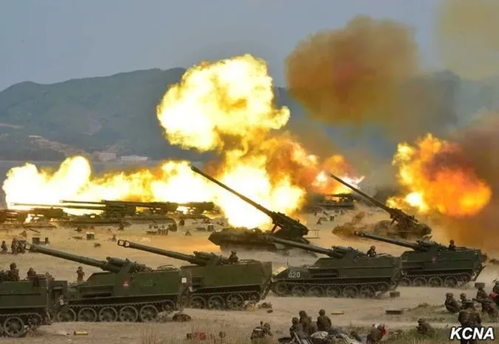 Ảnh của KCNA đưa về pháo tự hành của Quân đội Triều Tiên khai hỏa.
