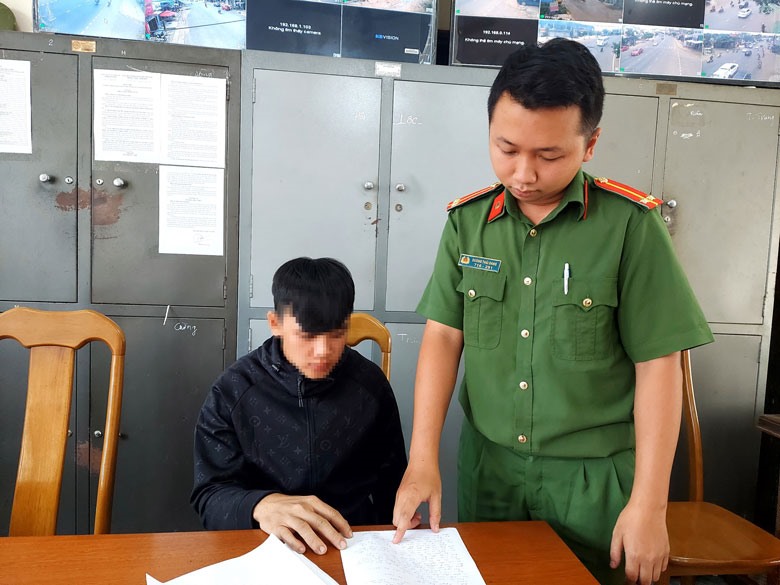 Đối tượng Nguyễn Duy Mạnh tại cơ quan cảnh sát điều tra. 
