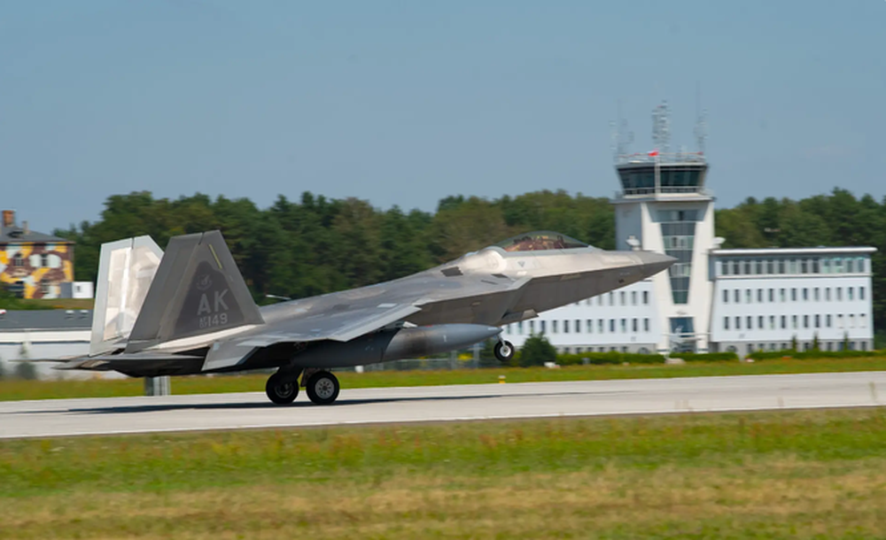 Máy bay F-22 Raptor của Không quân Mỹ đã đến Căn cứ Không quân Chiến thuật số 32, Łask, Ba Lan, để thực hiện nhiệm vụ "Bảo vệ đường không" của NATO (Ảnh: The Drive).