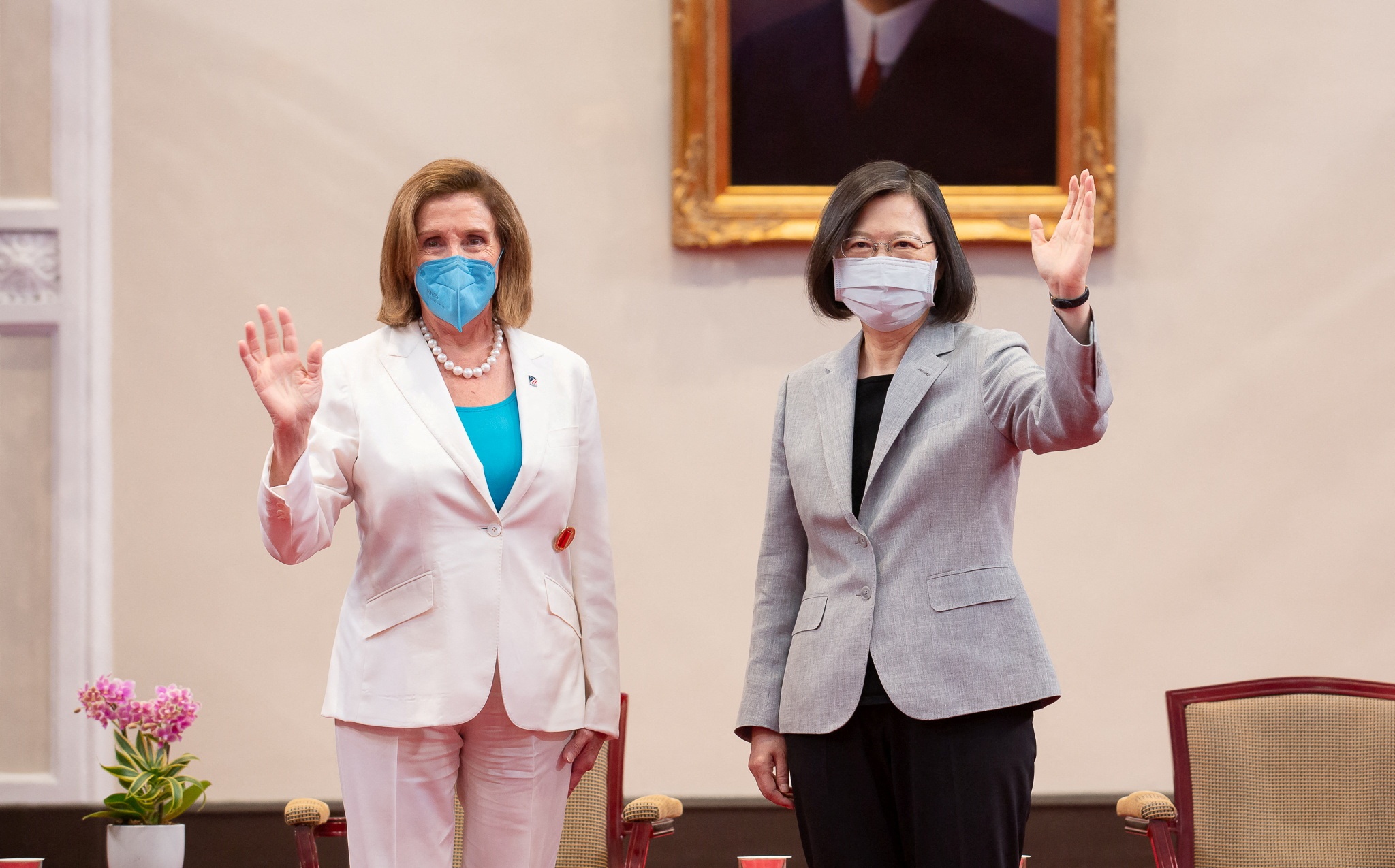 Chủ tịch Hạ viện Mỹ Nancy Pelosi và lãnh đạo Đài Loan Thái Anh Văn trong cuộc gặp hôm 3/8. Ảnh: Reuters.