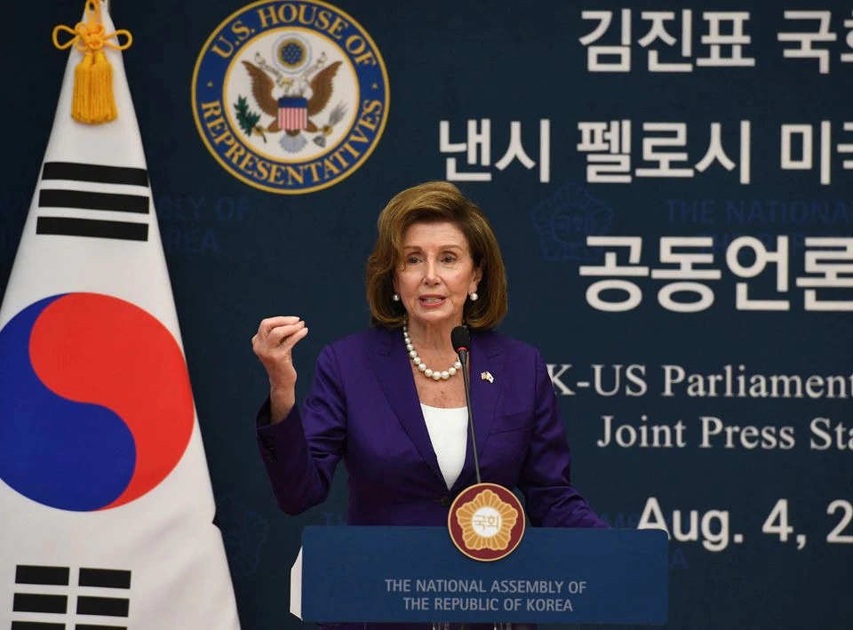 Chủ tịch Hạ viện Mỹ Nancy Pelosi trong cuộc họp báo với Chủ tịch Quốc hội Hàn Quốc Kim Jin-pyo. Ảnh: Reuters.
