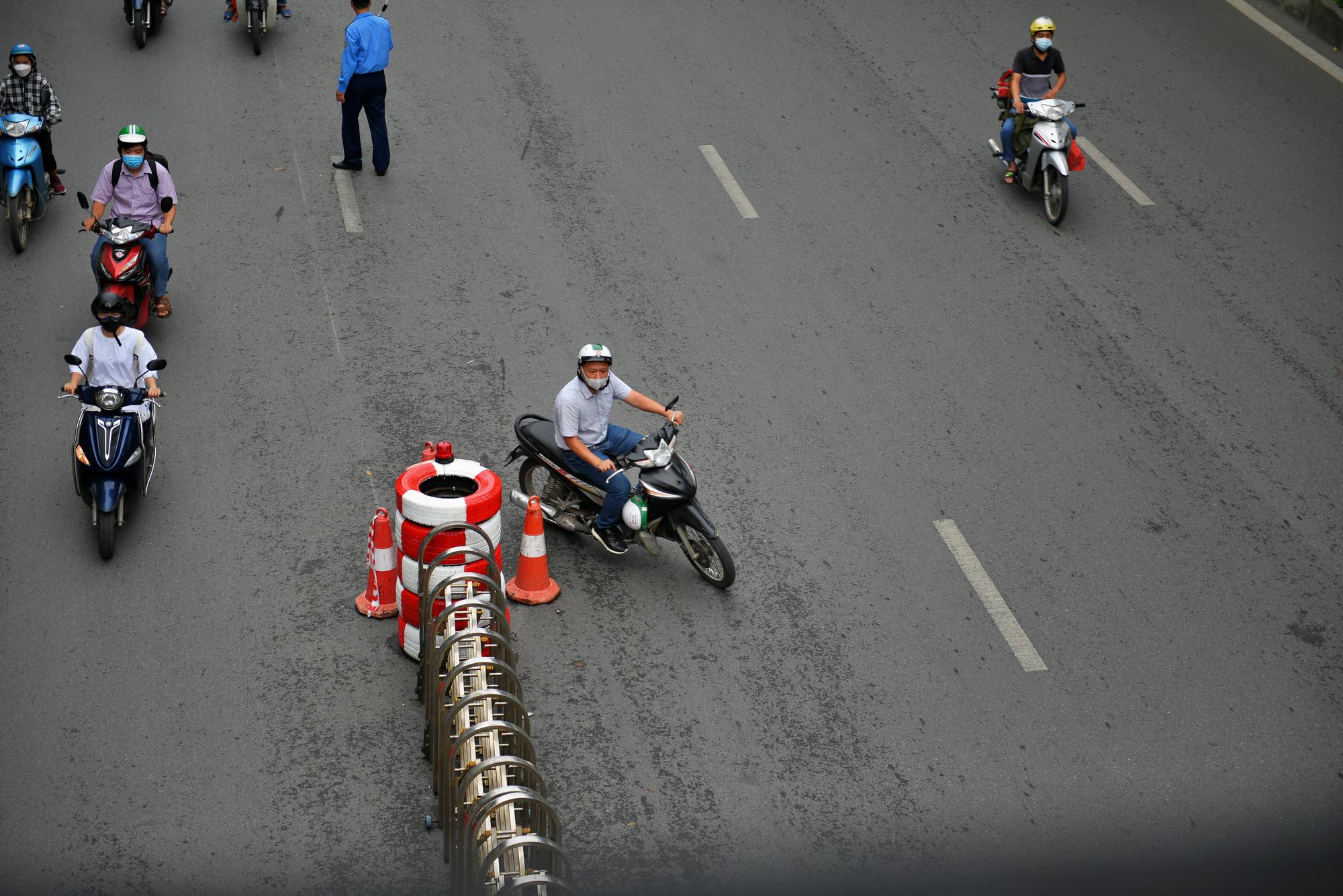 Ngày đầu Hà Nội phân làn đường Nguyễn Trãi: Giao thông hỗn loạn, nhiều người gặp tai nạn vì đâm vào dải phân cách - Ảnh 5.