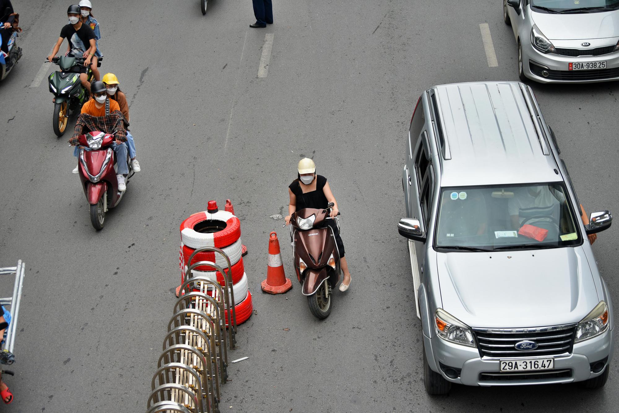 Ngày đầu Hà Nội phân làn đường Nguyễn Trãi: Giao thông hỗn loạn, nhiều người gặp tai nạn vì đâm vào dải phân cách - Ảnh 6.