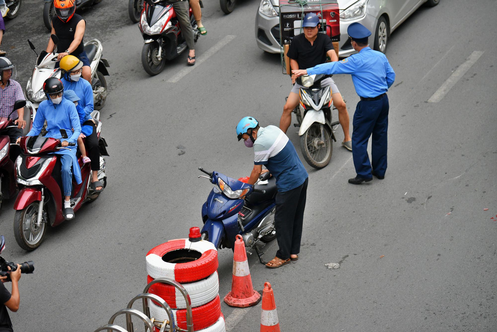 Ngày đầu Hà Nội phân làn đường Nguyễn Trãi: Giao thông hỗn loạn, nhiều người gặp tai nạn vì đâm vào dải phân cách - Ảnh 8.