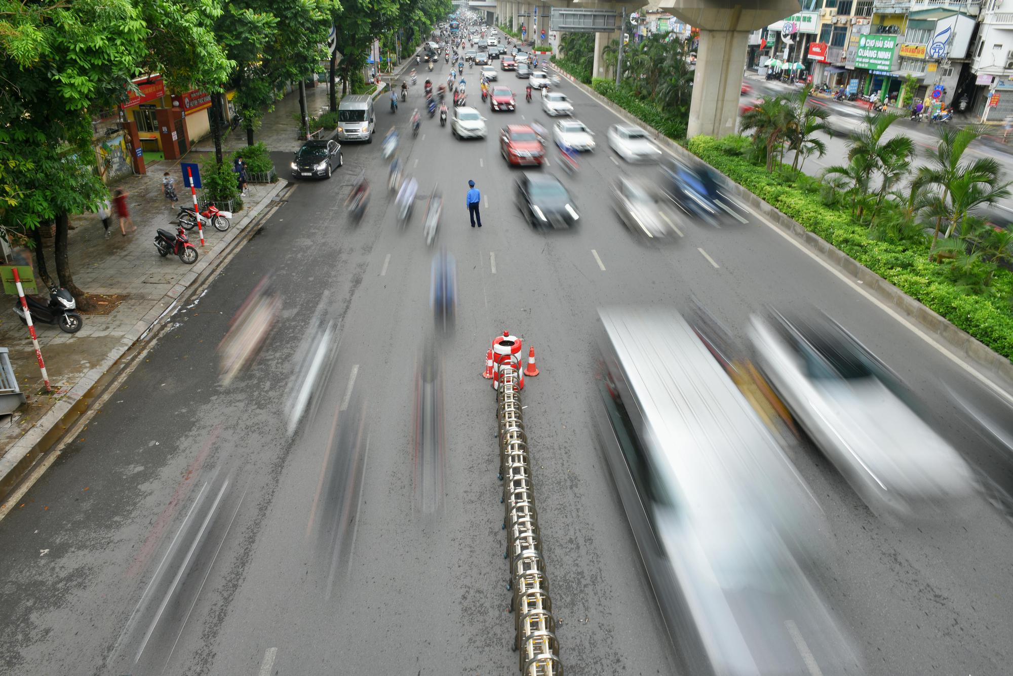 Ngày đầu Hà Nội phân làn đường Nguyễn Trãi: Giao thông hỗn loạn, nhiều người gặp tai nạn vì đâm vào dải phân cách - Ảnh 10.