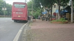 Xe dù, bến cóc vô tư đại náo phố phường ở Lào Cai