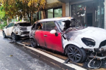 2 xe ôtô bỗng dưng bốc cháy giữa thành phố