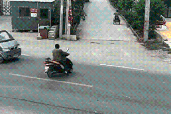 Clip: Ô tô đâm bay xe máy, người đàn ông vẫn sống sót khó tin