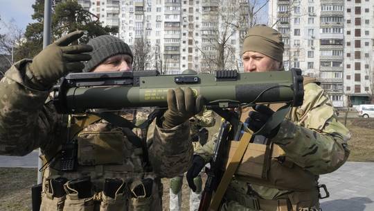 Binh sĩ Ukraine cầm vũ khí chống tăng ở ngoại ô Kiev, Ukraine, ngày 9/3/2022 Ảnh: AP.
