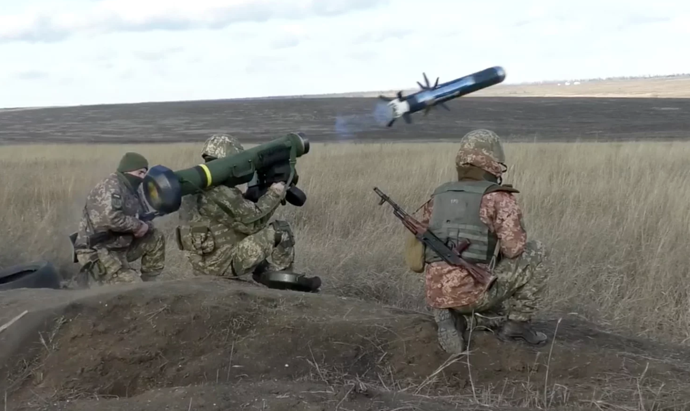 Binh sĩ Ukraine bắn tên lửa Javelin của Mỹ trong cuộc tập trận vào tháng 1/2022. Ảnh: Reuters 