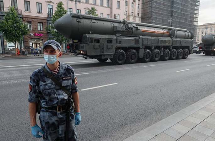 Ảnh chụp tên lửa hạt nhân RS-24 Yars của Nga ở thủ đô Moscow hồi 2020. Ảnh: EPA.