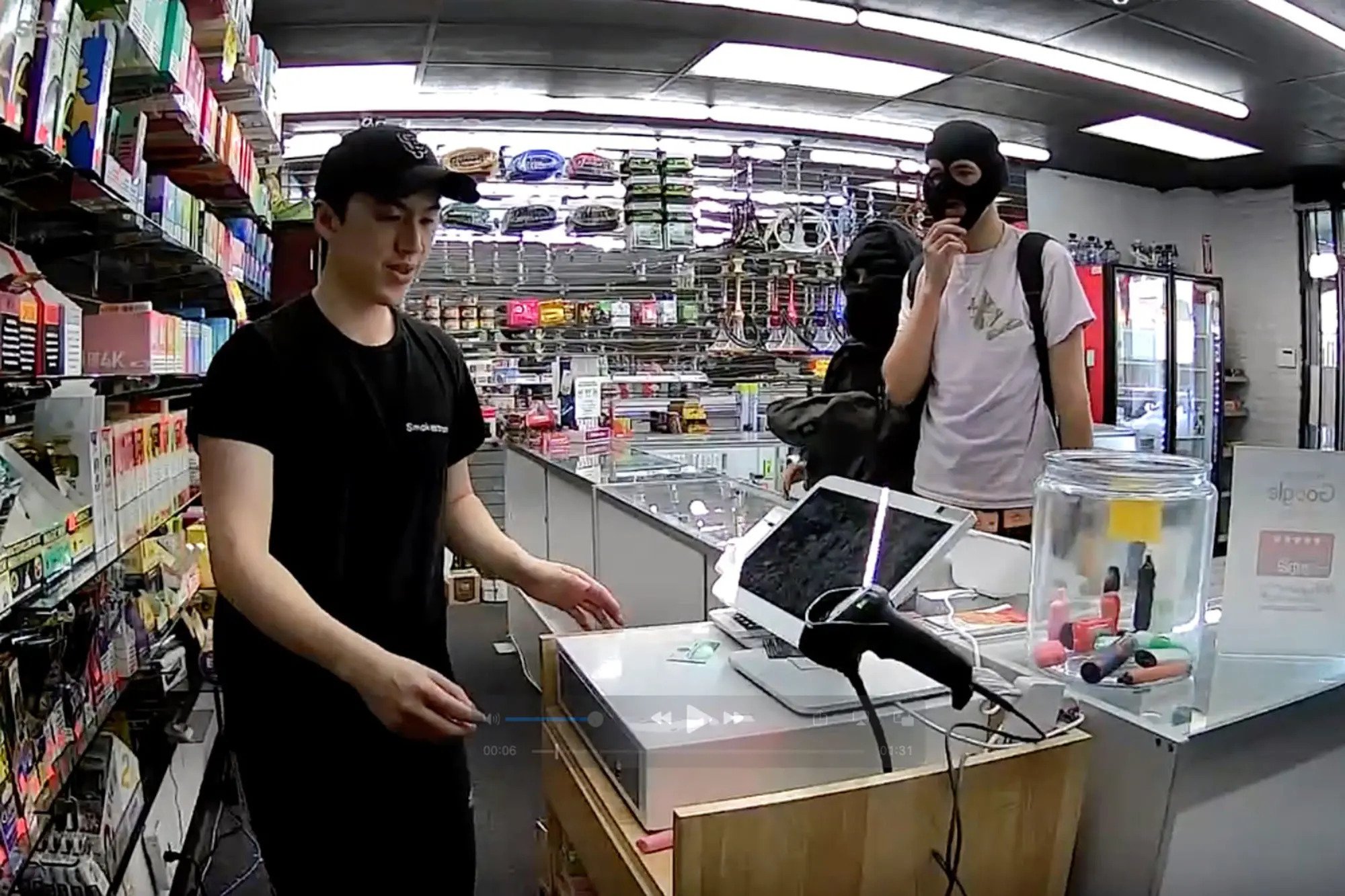 Hai nghi phạm cướp tiến vào cửa hàng của Nguyen. Ảnh: Camera an ninh/New York Post.