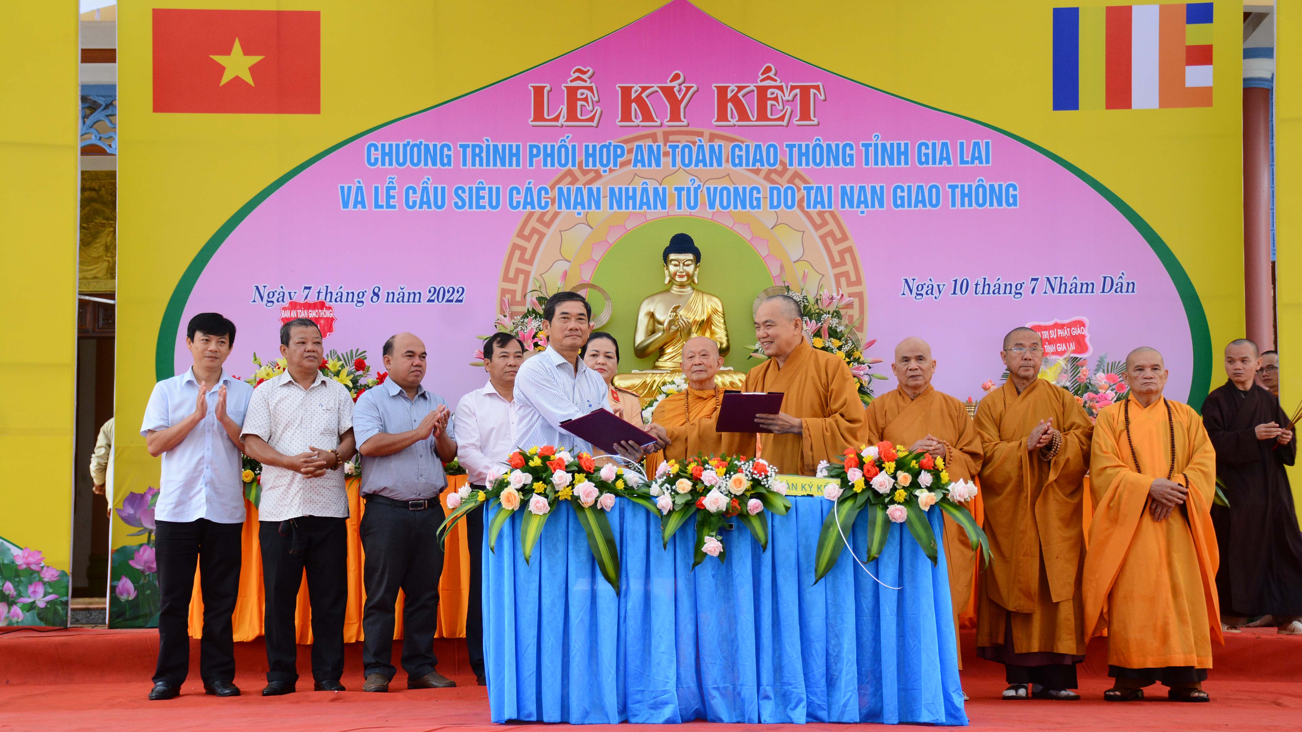 Đại diện Ban ATGT tỉnh và Ban Trị sự Giáo hội Phật giáo Việt Nam tỉnh ký kết Chương trình phối hợp tuyên truyền, vận động tăng ni, phật tử tham gia bảo đảm trật tự, ATGT giai đoạn 2022-2025. Ảnh: Minh Nguyễn