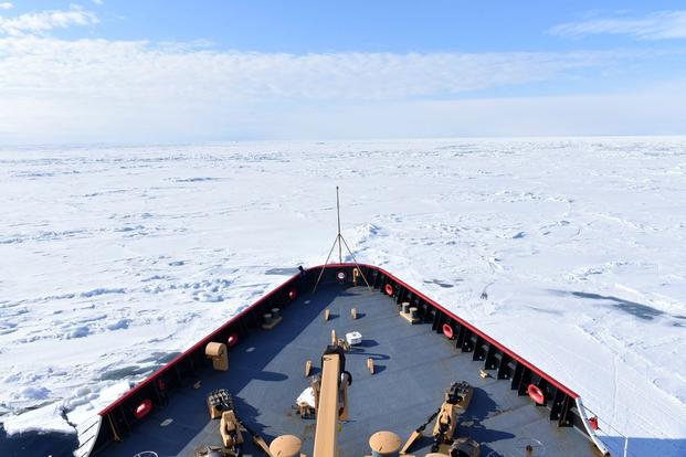 Một tàu của USCG trong quá trình phá băng ở Nam Cực vào đầu năm 2022.