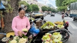 Hà Nội: Người dân đặt mâm hoa tiền triệu cúng Rằm tháng 7