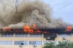Lửa cháy ngùn ngụt trên tầng 5 tòa nhà ở Hà Nội
