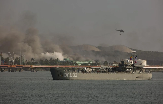 Tàu quân sự Mexico đến Cuba hỗ trợ chữa cháy hôm 9/8. Ảnh: AP.