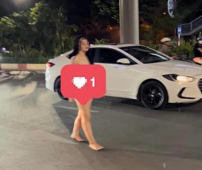 Hình ảnh cô gái trẻ không mảnh vải che thân đi dưới lòng đường Nguyễn Trãi, lan truyền trên mạng xã hội (Ảnh: N.H.).