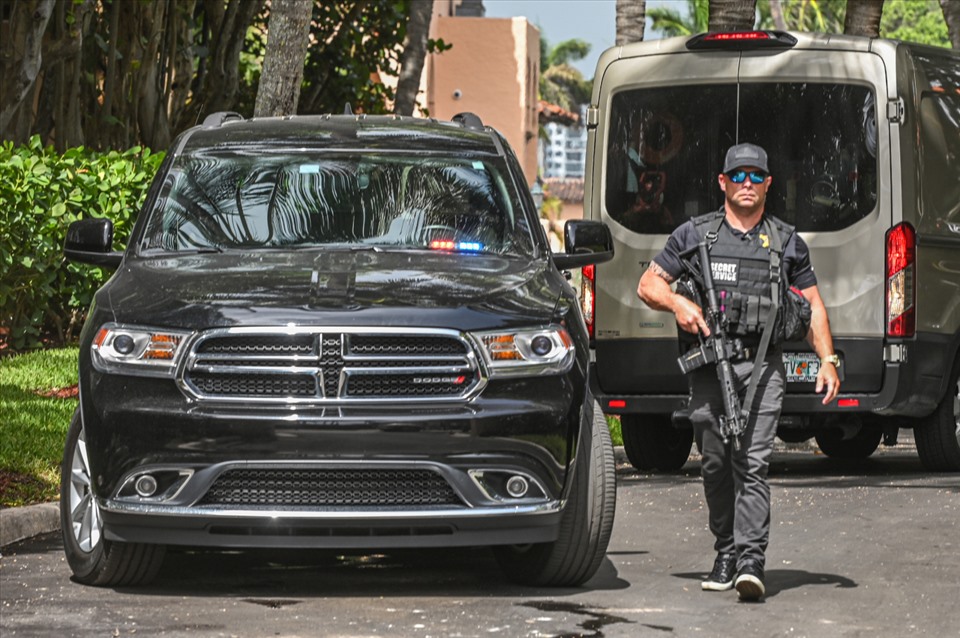 Mật vụ Mỹ bên ngoài tư dinh của ông Trump ở Mar-a-Lago, Palm Beach, Florida, hôm 9.8. Ảnh: AFP