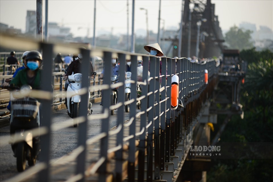 Những chiếc phao cứu sinh được lắp trên cầu Long Biên.