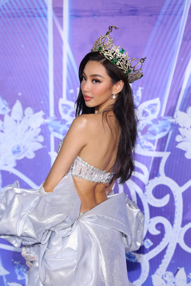 Thảm đỏ Chung kết Hoa hậu Thế giới Việt Nam 2022: Thùy Tiên khoe nhan sắc đẹp nổi bật bên cạnh dàn Hoa hậu, Á hậu - Ảnh 3.