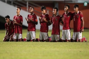 BHL U16 Indonesia dán ảnh bố mẹ cầu thủ trong phòng thay đồ