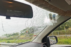 Chạy trên cao tốc TP.HCM - Trung Lương, ôtô bị đá rơi thủng kính
