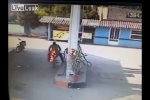 Video: Vừa ngồi trên xe vừa đổ xăng, nam thanh niên nhận kết đắng
