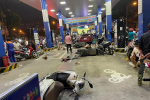 Camera vụ ôtô 'điên' tông liên hoàn vào cây xăng ở Hà Nội tối qua