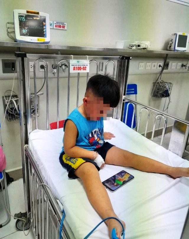 Bé trai nghi bị nhốt trong tủ cấp đông, nhập viện trong tình trạng suy hô hấp, hạ thân nhiệt khi vào cấp cứu tại Bệnh viện Nhi Trung ương.