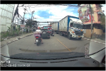 Video cột điện cùng bó dây đổ xuống xe tải khiến người đi đường bỏ chạy