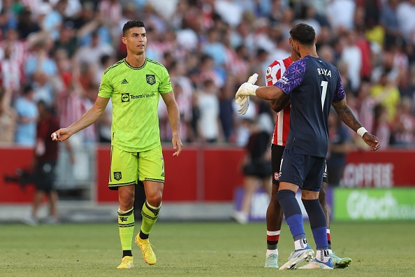 Ronaldo bỏ vào phòng thay đồ trong khi đồng đội cảm ơn người hâm mộ sau trận thua Brentford.