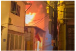 Căn nhà cháy ngùn ngụt trong ngõ ở Hà Nội
