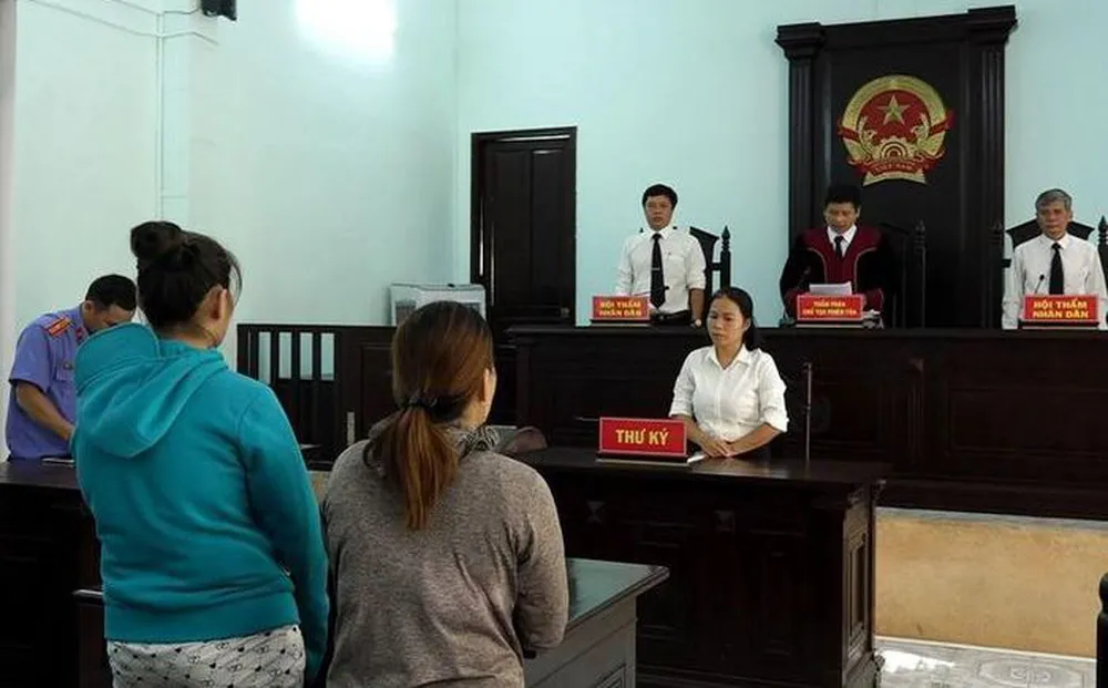 Con dâu Lê Thị Hoàn Di và mẹ chồng Nguyễn Thị Thu Thảo tại phiên tòa xét xử.