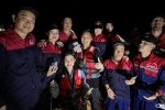 Huấn Hoa Hồng bất ngờ xuất hiện, cùng vợ trao 20 triệu đồng cho đội cứu hộ thiếu nữ mất tích, người dân hiếu kỳ livestream