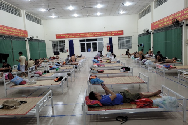 NÓNG: Hàng chục người cùng bơi sông trốn khỏi casino ở Campuchia