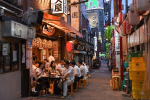 Mạng xã hội Nhật dậy sóng sau lời khuyến khích uống rượu nhiều hơn