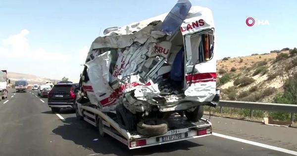 ​ Một chiếc xe cấp cứu vỡ nát khi vụ tai nạn thứ 2 xảy ra - Ảnh: IHA/REUTERS.