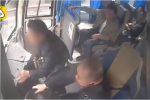 Video: Thấy chuyện bất bình, nam thanh niên tung cước đánh khách trên xe bus