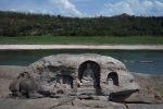 Mực nước sông Dương Tử xuống thấp làm phát lộ 3 tượng phật 600 năm tuổi