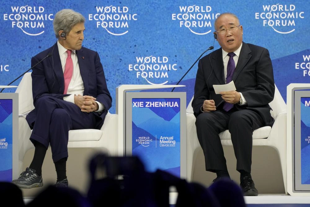 Ông John Kerry và ông Giải Chấn Hoa - hai quan chức về vấn đề khí hậu lần lượt của Mỹ và Trung Quốc - tại Diễn đàn Kinh tế Thế giới ở Davos, Thụy Sĩ hôm 24/5. Ảnh: AP.