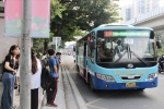 Vì sao nhiều người Hà Nội cố bám xe máy, 'quay lưng' với xe buýt?