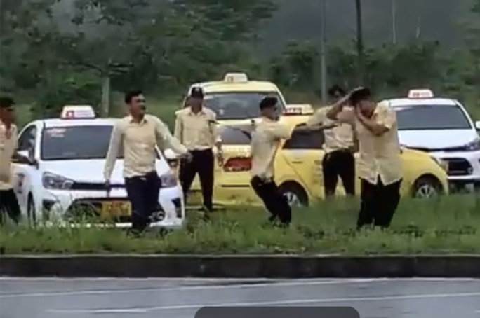 Sa thải nhóm tài xế taxi đánh đồng nghiệp tại sân bay Phú Quốc - Ảnh 1.