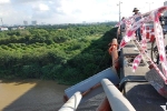 Nguyên nhân khiến xe đầu kéo húc bay lan can cầu Thanh Trì, lao xuống sông Hồng